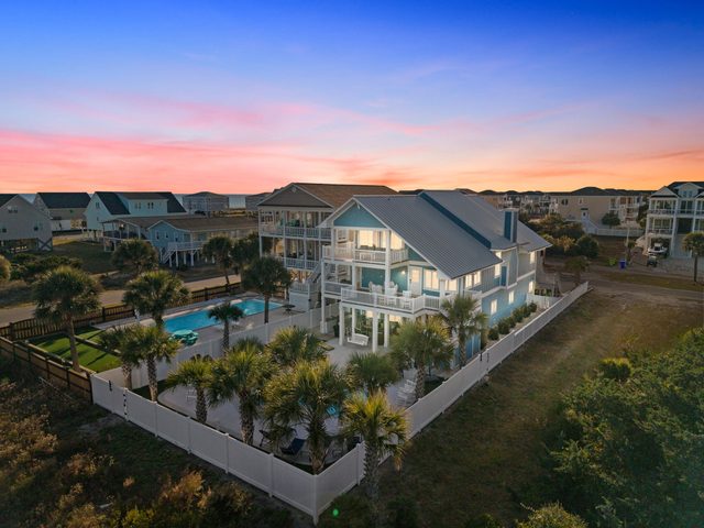 Hills By The Sea – The Ultimate 8-Bedroom Luxury Beach Retreat (Sleeps 20!)