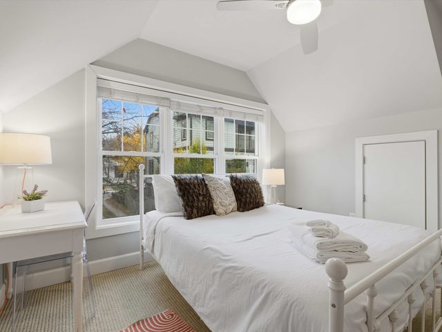 Cozy Carriage House - Clarendon Getaway