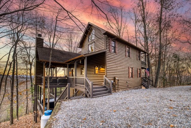 The Looking Glass - pets-view-fireplaces-hot tub