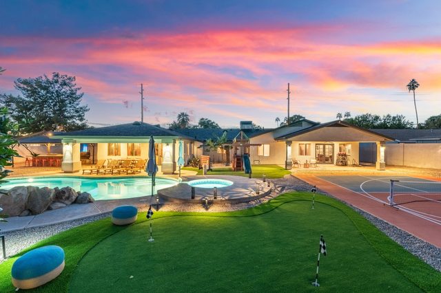 Heated Pool, Pickleball, Mini Putt, Gym, Sleeps 24