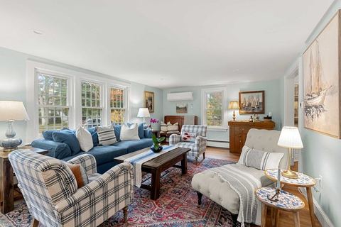 Game Room, Central AC, 4 mins to Craigville Beach!