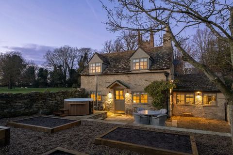 Olive Cottage with Woodfired Hot Tub — Easton on the Hill, England