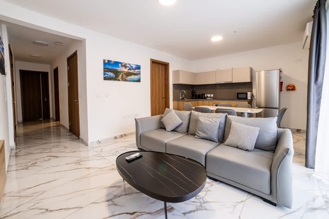 Bright & Modern 2-Bedroom Apartment - by HostMT