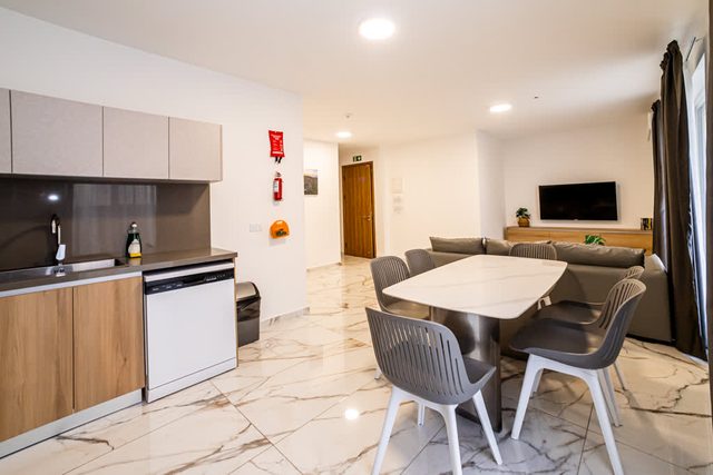 Bright & Modern 2-Bedroom Apartment - by HostMT
