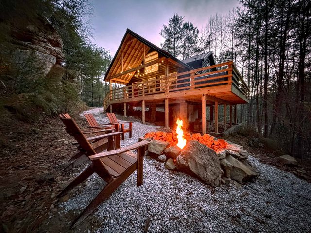 Hummingbird Hollow • Hot Tub • Private Forest Stay