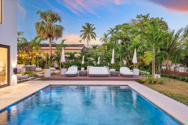 Luxe Miami Lakefront Mansion - 9BR w Pool & Garden — Miami, FL