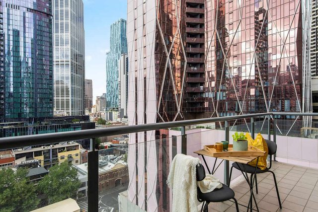 Stylish 2BR City Loft, Walk to Melbourne Central