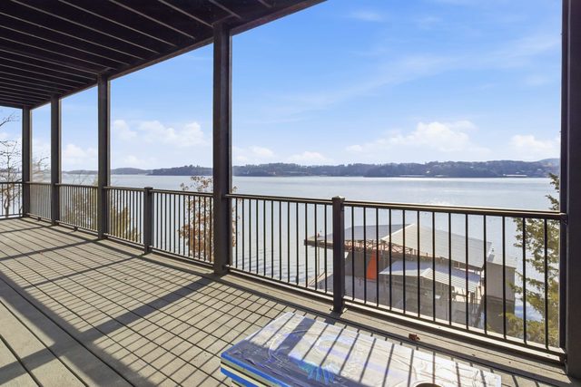 Beautiful waterfront lake home with private dock — Lake Ozark, MO