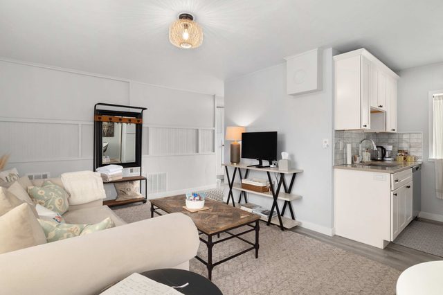 Downtown location • Near the Beach • Dog Friendly