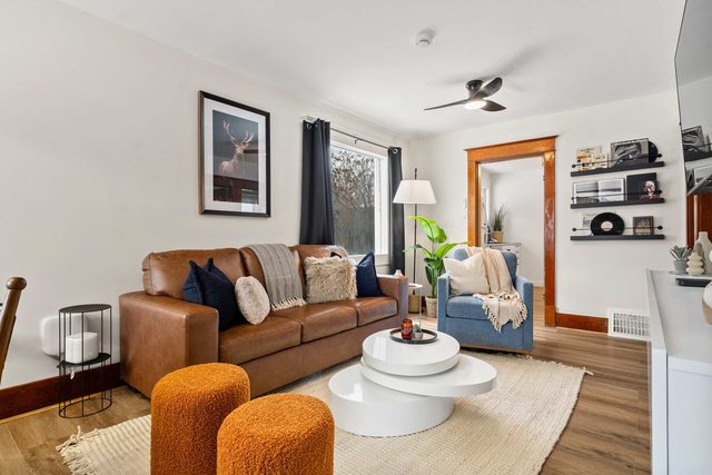 Fossil Flats 3BR Designer Home in Centre of Town! — Drumheller, Alberta