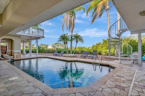 Palm Harbor Waterfront Sleeps 16, Hot Tub & Pool! — Palm Harbor, FL