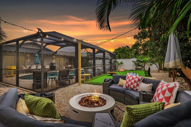 Naples Pool Home Paradise! Minutes from the Beach