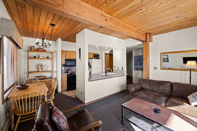 Cozy 1 Bedroom with an expansive view!