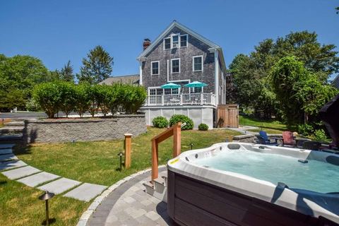Close to Beach, Fire Pit, and Hot Tub!