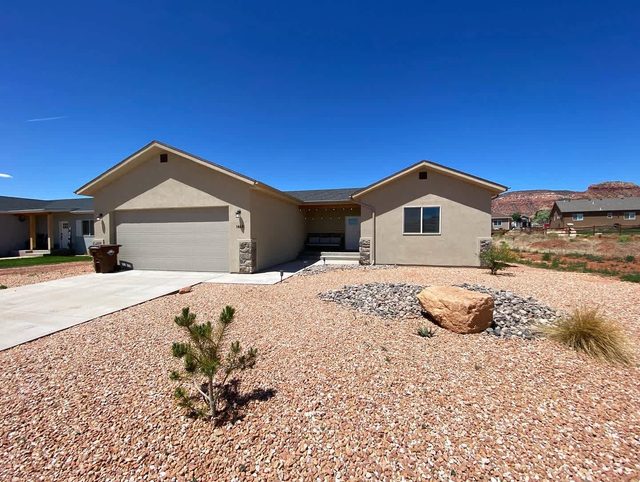 Family home In Kanab near Nat'l Parks with hot tub, sleeps 8!