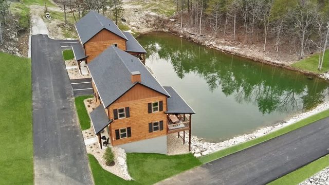 Close to pools, overlooks water, gorgeous cabin