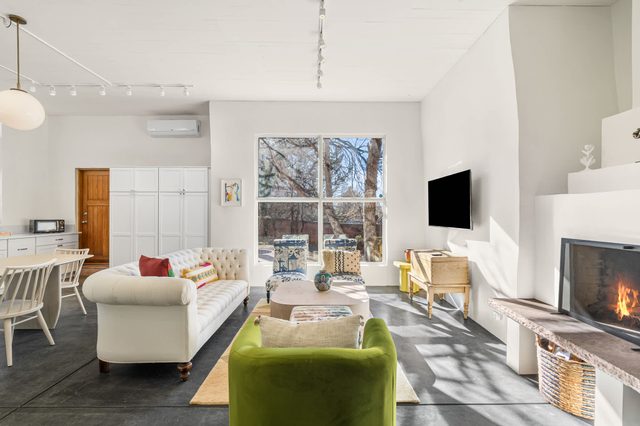 Peaceful Contemporary East Side Retreat with Kivas