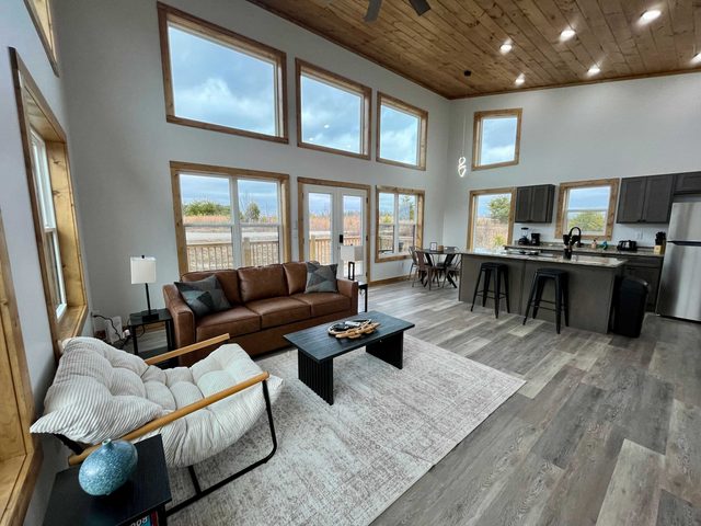 Fernwood Cabin - Pet-Friendly w Hot Tub