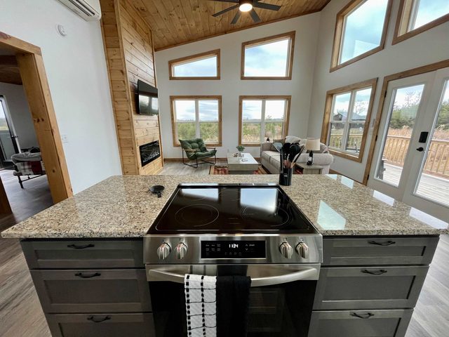 Spruce Arch - King Bed, Fireplace, Pets Welcome!