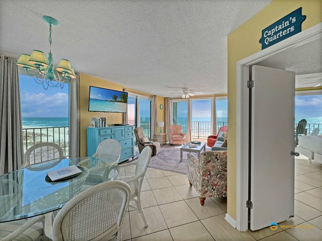 Beachfront Corner Condo with Pool Access & FREE ACTIVITIES — Gulf Shores, AL