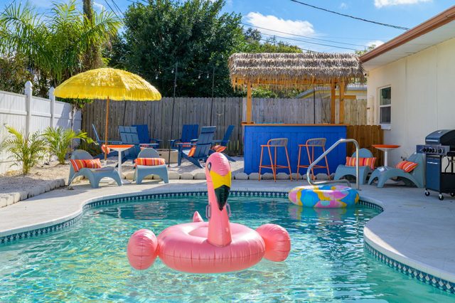 Backyard Oasis • Pool • Hot Tub • Putt Putt • Bar