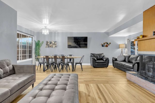 13 Beds/ 7 TVs/ Sleeps19 /W2 AC/Raymond