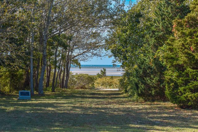 Private beach access Wrap around porch!