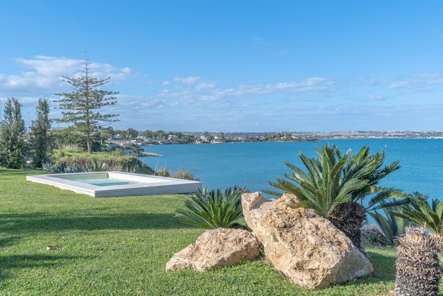 Villa Florence Sicilian Villa Beachfront — Siracusa, Sicily