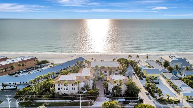 4BR Condo w/ Beach Access, Pool & Hot Tub