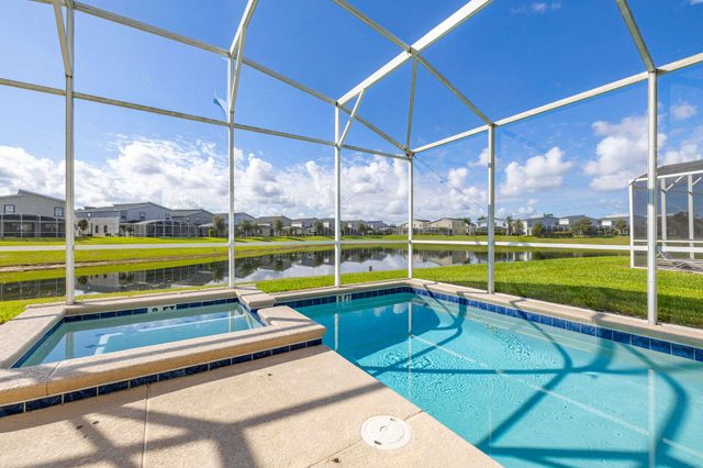Elegant townhouse w/ pool & resort access