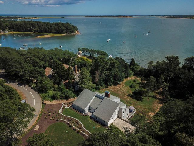 Luxurious Waterfront Home!