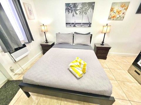 Beach Walk Studio | Dining & Nightlife Nearby