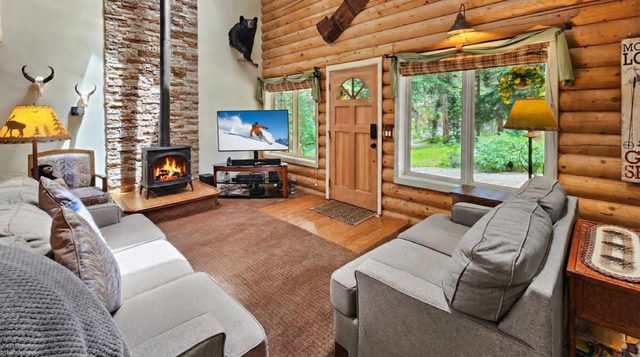 3BDR Creekside Cabin Near Trails & Main Street