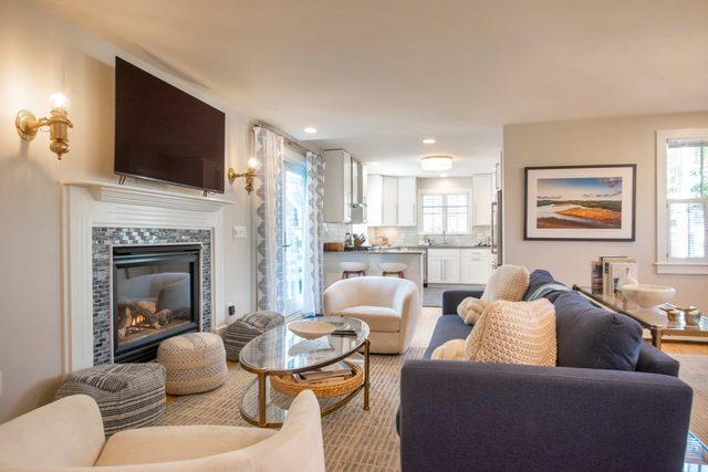 Private deck, walk to Commercial Street!