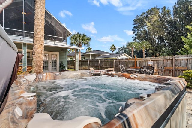 Florida Breeze l Hot Tub l Walkable