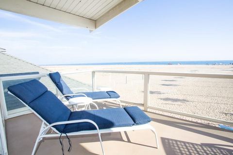 Beachfront Apartment with Balcony and Fast WiFi