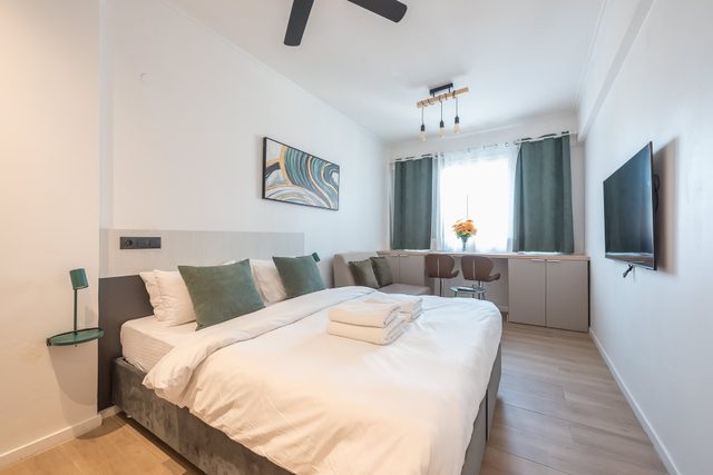 Stylish Studio King Bed & Workspace |Weekend Noise