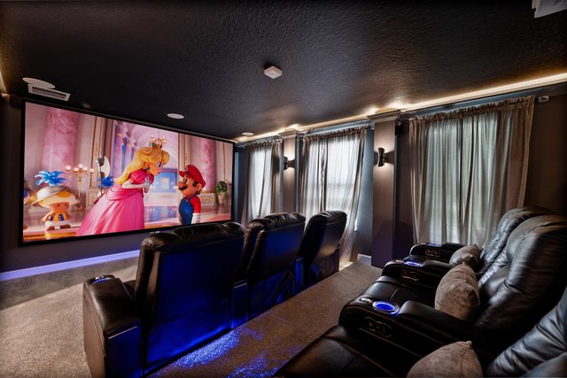 Luxurious 8 Bedroom 5 Bath, Pool, Arcade, Theatre