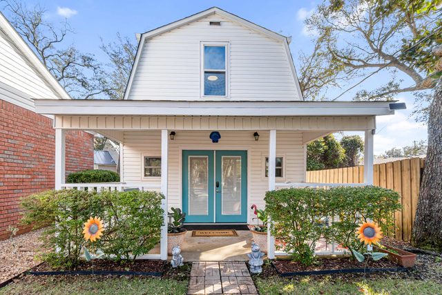 Beach Barn | 5min to Pcola Beach • Full Kitchen