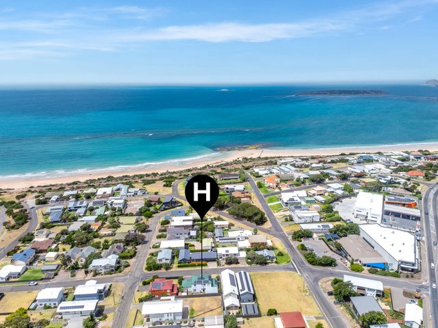 10 Rupara – Family Beach House with Sea Views | Linen Included