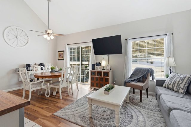 Fall Creek Farmhouse For 6