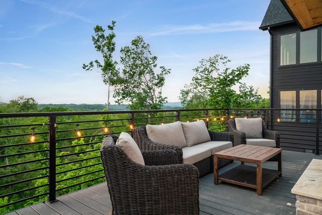 Cozy Family Luxe Cabin, Sleeps 6, Roof Deck, Hot Tub