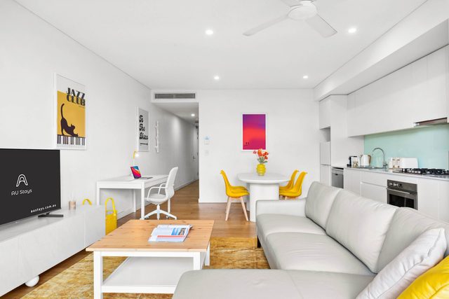 Central luminous 2 beds with balcony & aircon — Surry Hills, New South Wales