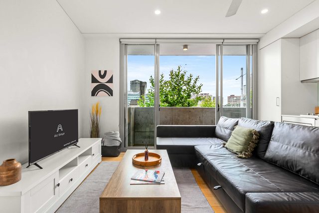 Central stylish 1 bedroom with balcony and air-con — Surry Hills, New South Wales