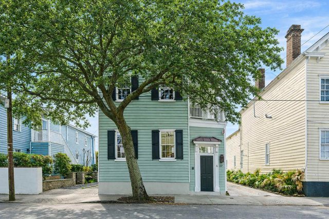 5BR Rooftop Home with Parking Near King St