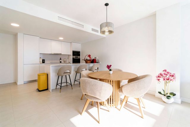 Bayside Luxury Steps from the Beach-Stylish apartment near beach, pool & shops