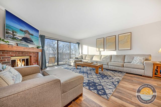 2BR Lake Geneva Condo, Fireplace, Near Lake Como