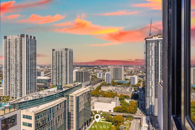 Skyline Views and Smart Luxury Chic 2BR in Miami