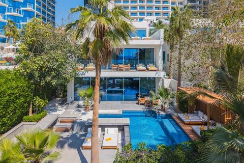 FIVE Palm Beachfront Villa -Private Pool & Jacuzzi — Dubai, Dubai