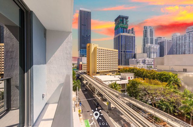 Elite Stay with Rooftop Vibes Studio — Miami, FL